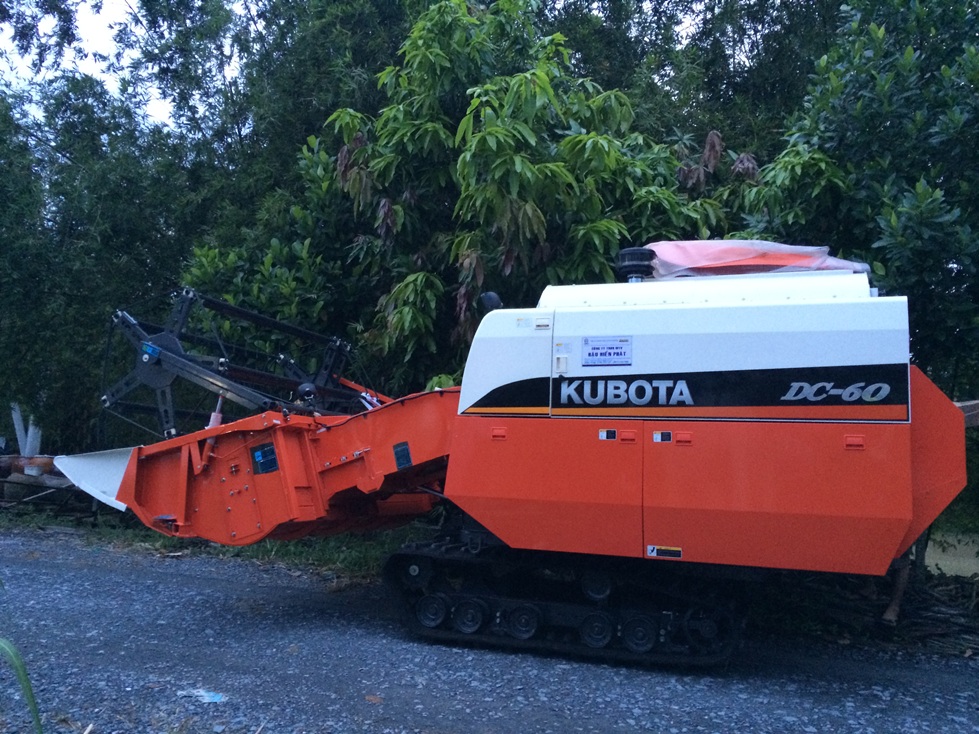 Khi di chuyển máy gặt đập liên hợp nên đi từ bên nào?