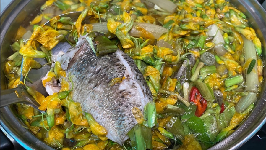 Món canh hoa điên điển với cá rô