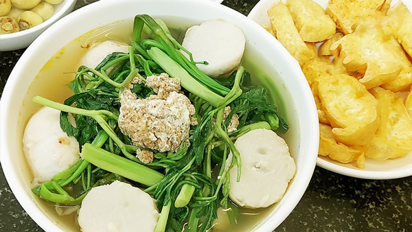 Món canh rau nhút khoai môn