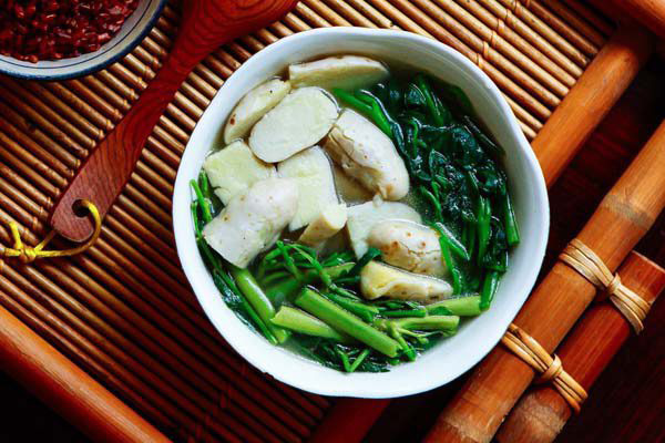 Trình bày món canh rau nhút khoai môn