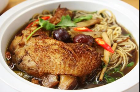 Cách làm món gà tiềm ăn với mì cực ngon