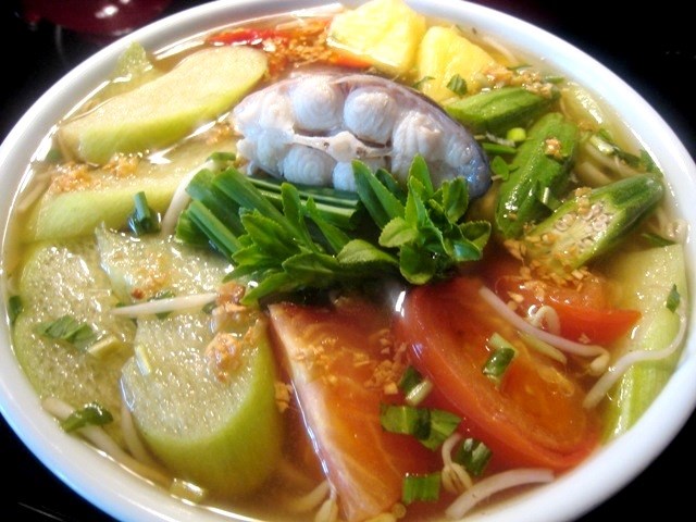 Cách nấu cá nấu chua với dọc mùng