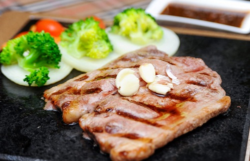 Cách làm món bò nướng đá ngon đúng điệu