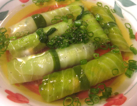 Cách nấu canh bắp cải cuốn tôm thịt