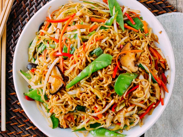 Cách làm món mì xào thập cẩm từ mì gói cực ngon