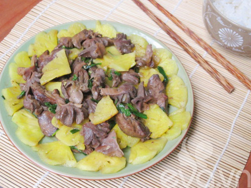 Cách nấu món lòng gà xào dứa đơn giản