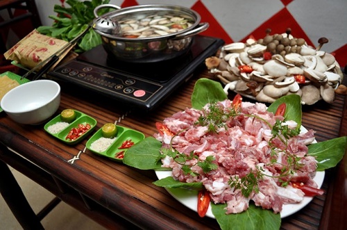 Cách nấu món lẩu sườn sụn om sấu đơn giản