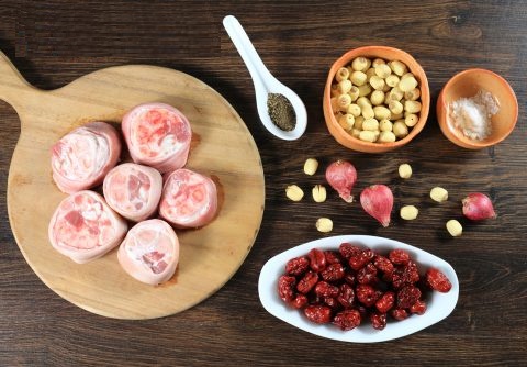 Cách làm món giò heo hầm đậu phông táo đỏ