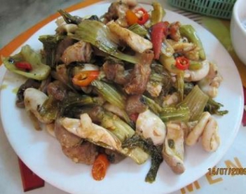 Ăn cơm ngon miệng với món lòng gà xào cải chua