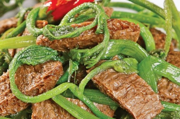 Cách làm món thịt bò xào xả chay từ bầu