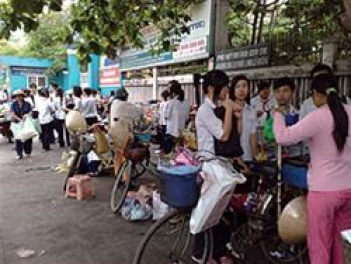 Việc hốt hàng những xe đẩy hàng rong là đúng hay sai